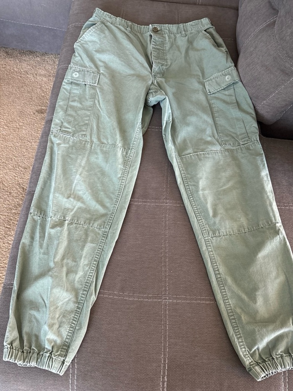 propper man’s cargo green pants joggers M with ribbed knit and adjustable belt.